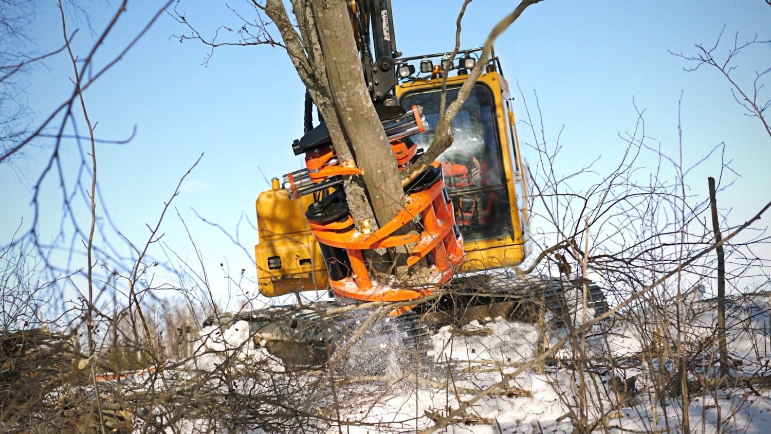 Left unmanaged, field edges become overgrown over the years. Shrubs and trees encroach, complicating fieldwork. Traditional methods like chainsaws or brush cutters are slow, strenuous, and labor-intensive. However, when the task is done with a tree shear and a suitable excavator, clearing becomes efficient and ergonomic. The brush is transformed into neat wood piles that can be used, for example, as firewood.